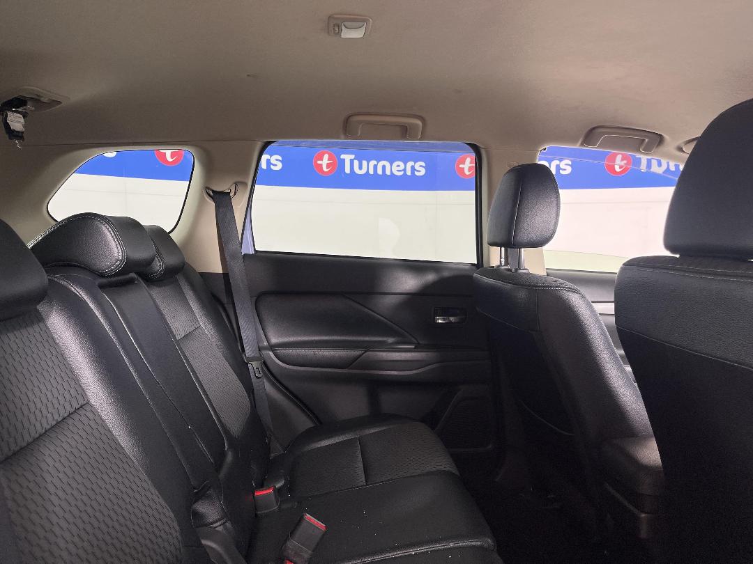 Photo '18' of Mitsubishi Outlander