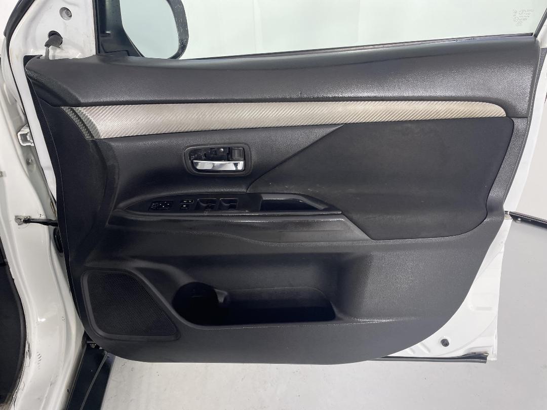 Photo '15' of Mitsubishi Outlander Photo '15' of Mitsubishi Outlander