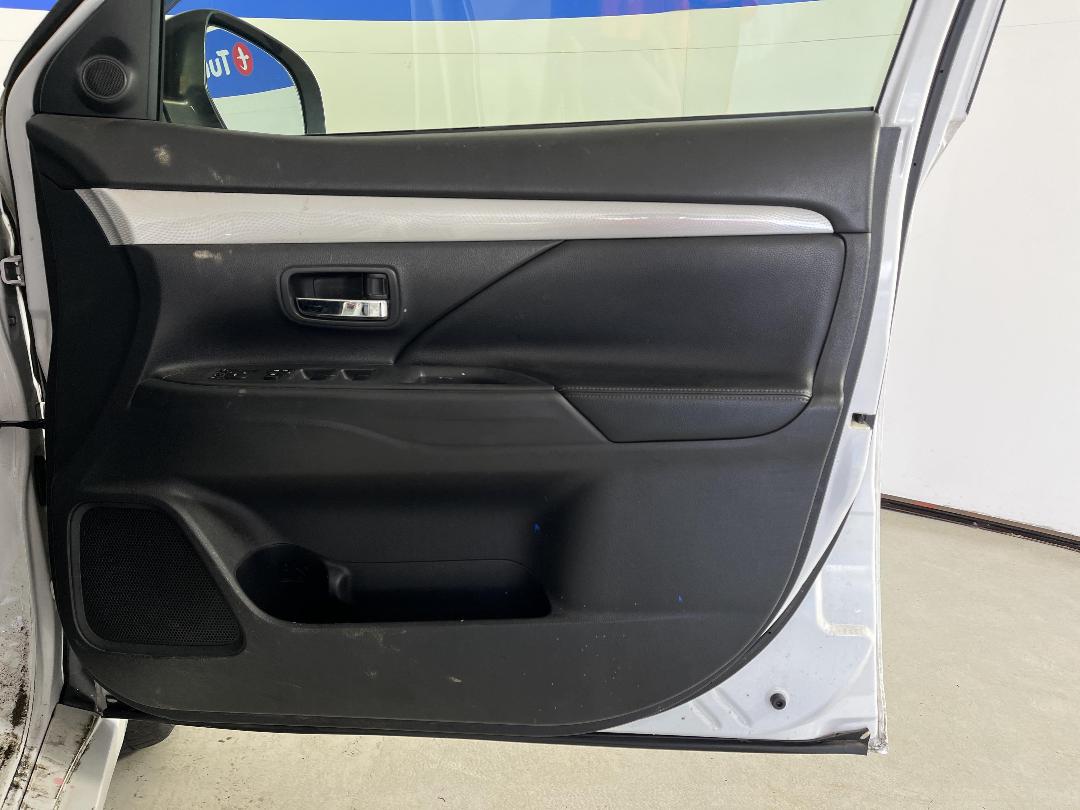 Photo '15' of Mitsubishi Outlander