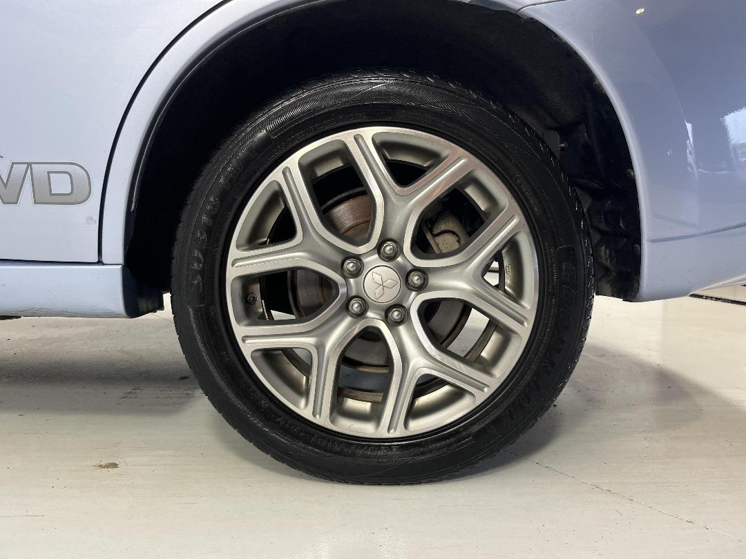 Photo '11' of Mitsubishi Outlander