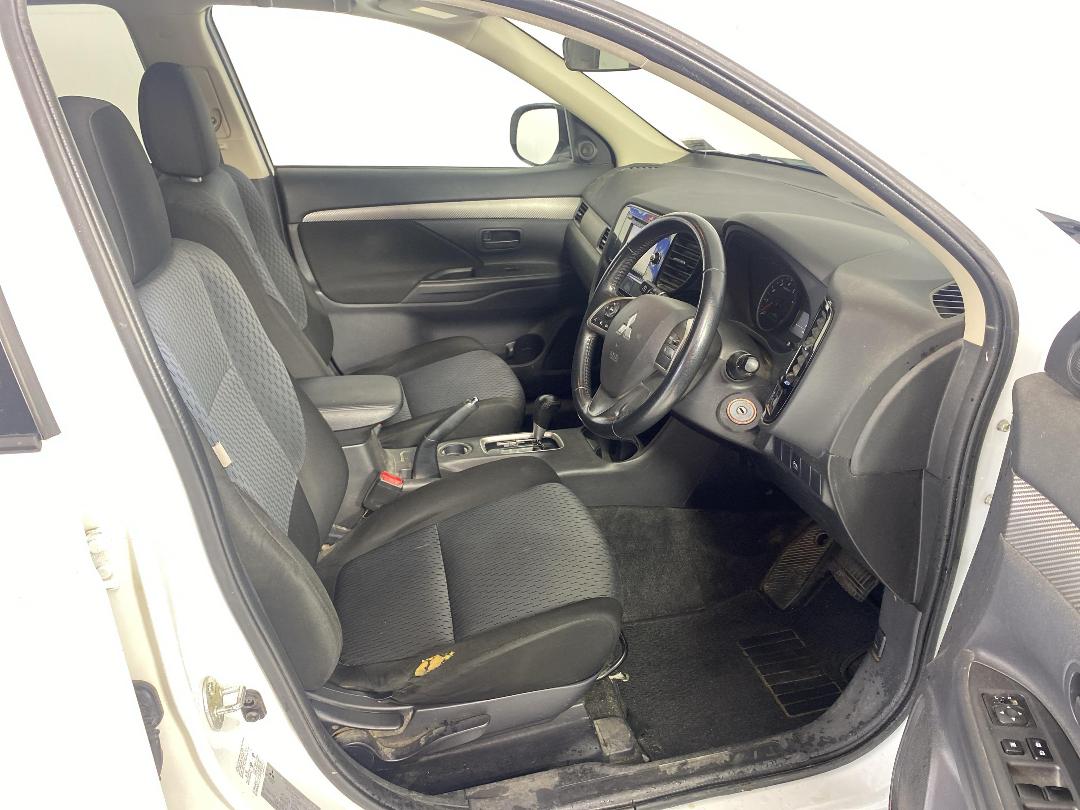 Photo '16' of Mitsubishi Outlander