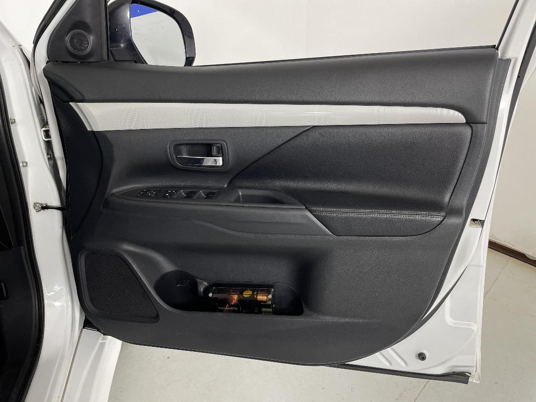 Photo '15' of Mitsubishi Outlander Photo '15' of Mitsubishi Outlander