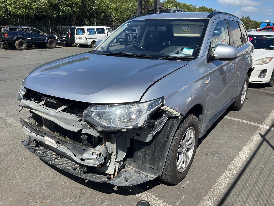 Photo '2' of Mitsubishi Outlander LS Photo '2' of Mitsubishi Outlander LS