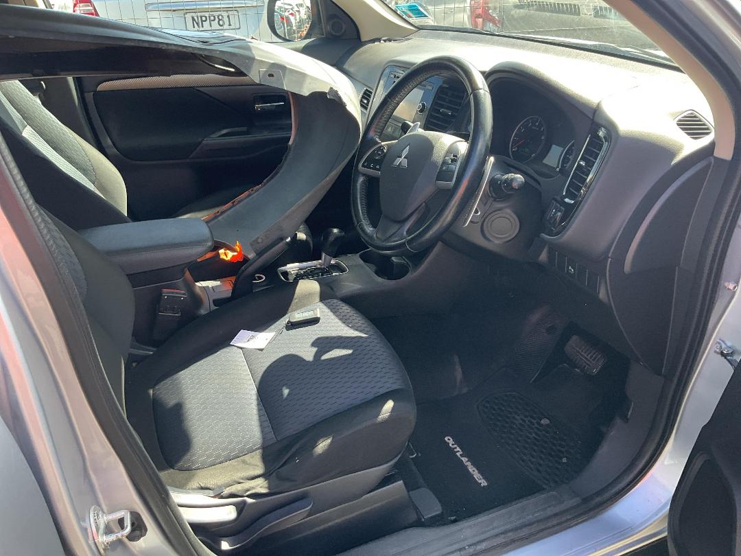 Photo '13' of Mitsubishi Outlander LS Photo '13' of Mitsubishi Outlander LS