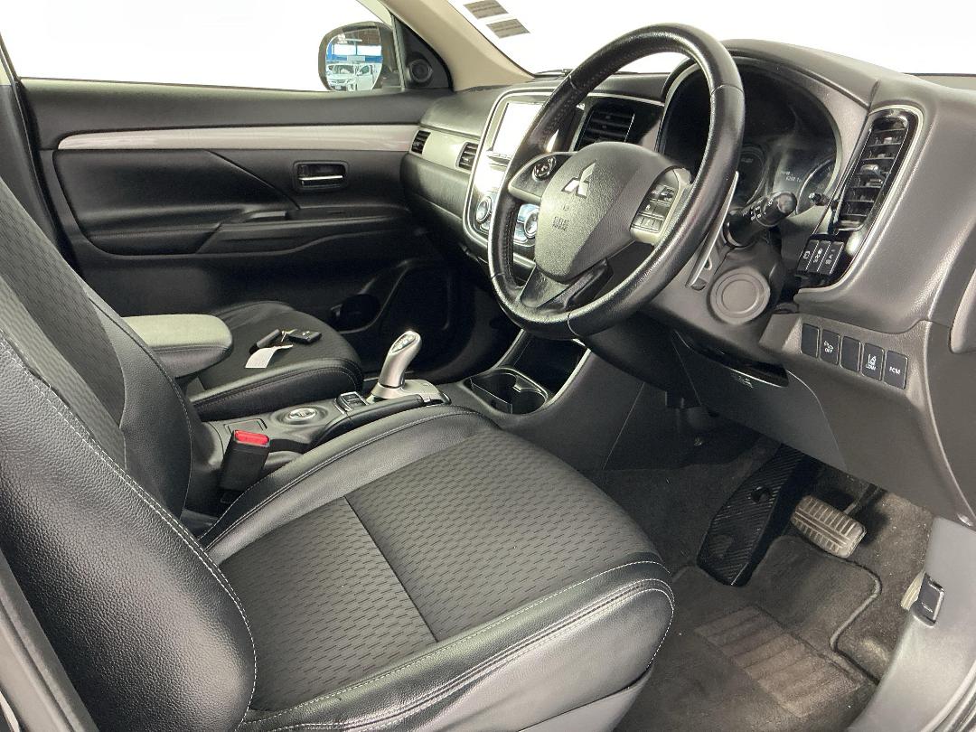 Photo '16' of Mitsubishi Outlander Photo '16' of Mitsubishi Outlander