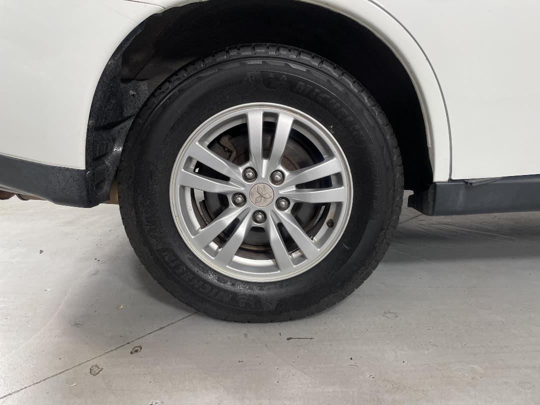 Photo '12' of Mitsubishi Outlander