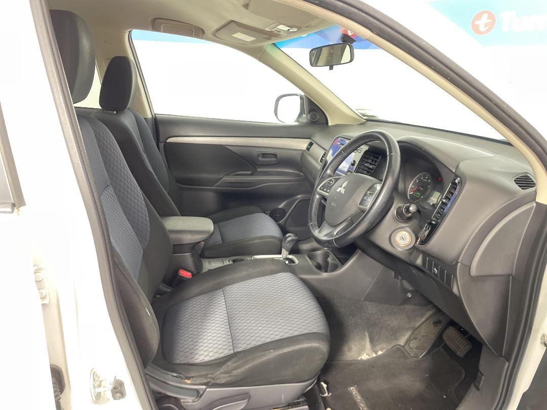 Photo '16' of Mitsubishi Outlander