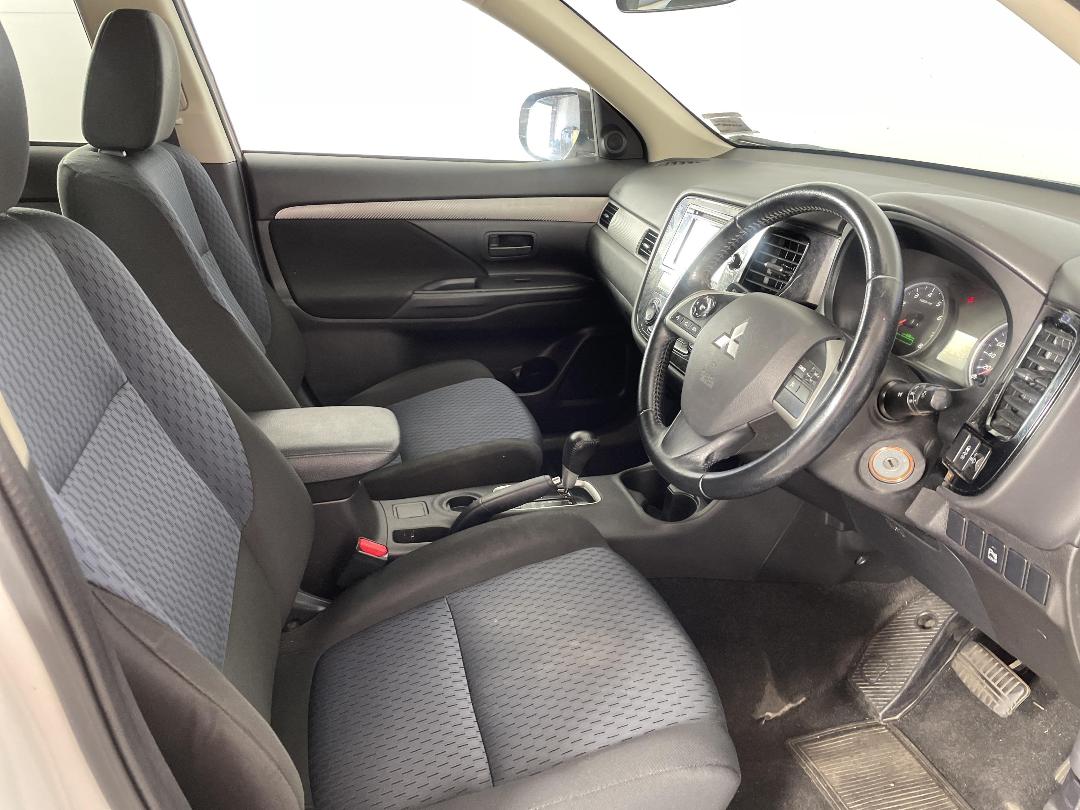 Photo '16' of Mitsubishi Outlander Photo '16' of Mitsubishi Outlander