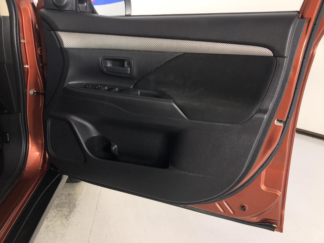 Photo '15' of Mitsubishi Outlander