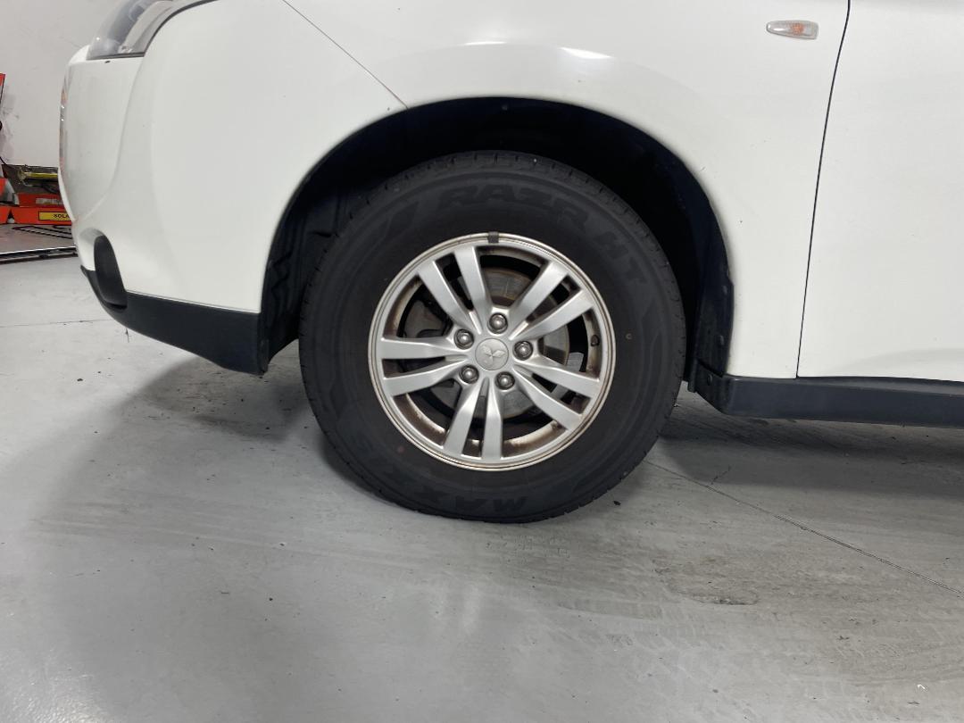 Photo '10' of Mitsubishi Outlander