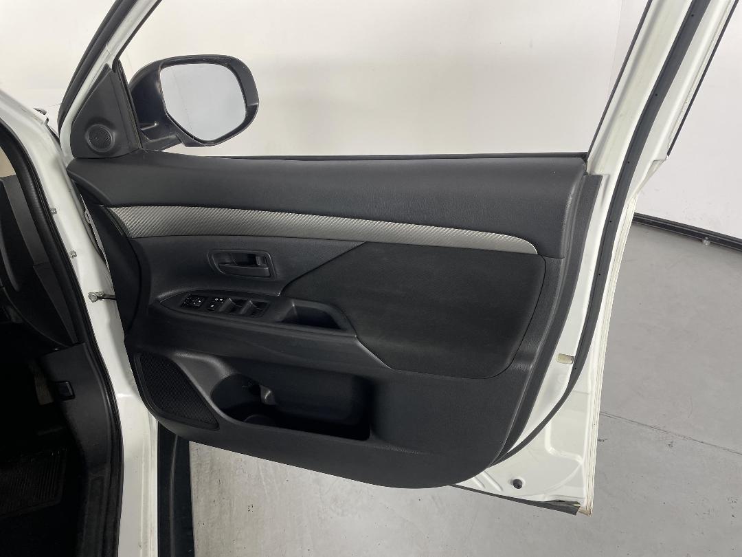 Photo '15' of Mitsubishi Outlander