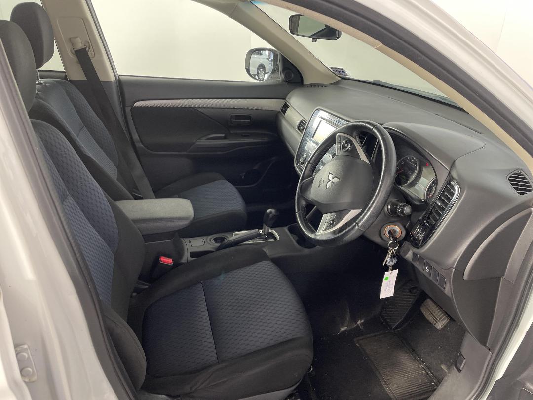 Photo '16' of Mitsubishi Outlander