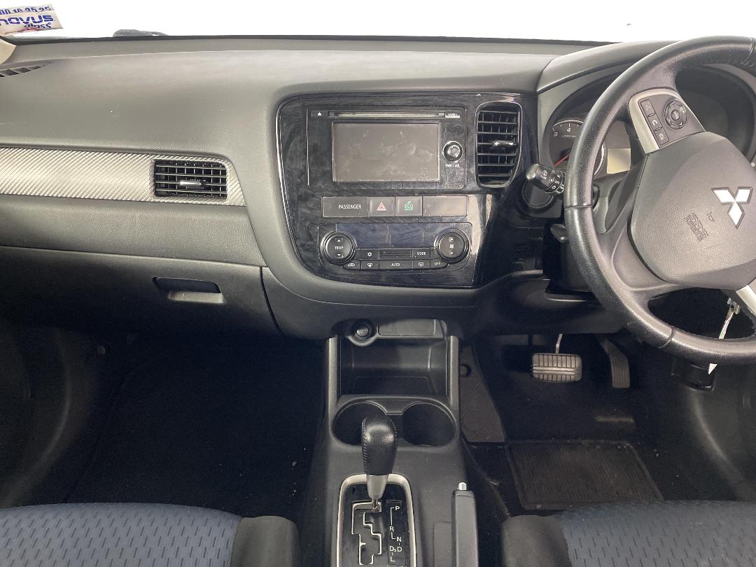 Photo '18' of Mitsubishi Outlander