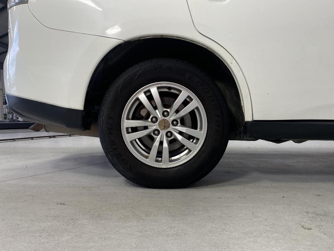 Photo '12' of Mitsubishi Outlander