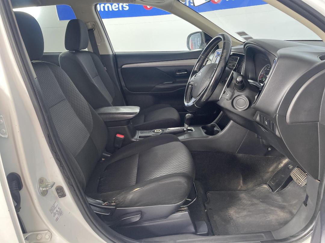 Photo '16' of Mitsubishi Outlander