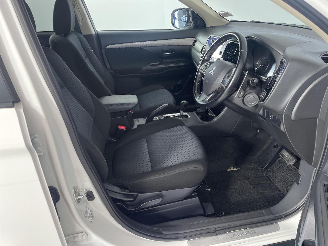 Photo '16' of Mitsubishi Outlander Photo '16' of Mitsubishi Outlander