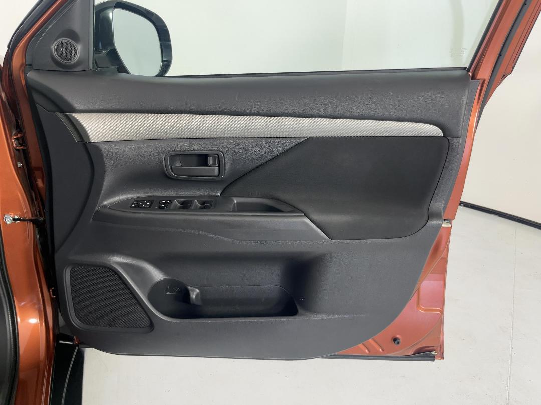 Photo '15' of Mitsubishi Outlander