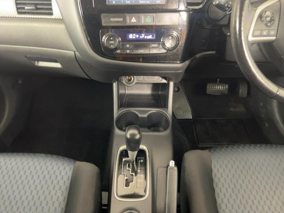 Photo '18' of Mitsubishi Outlander