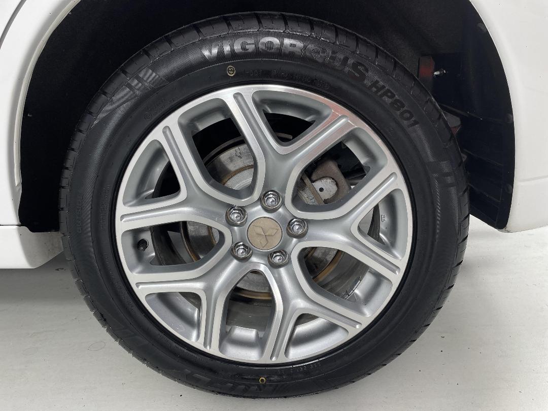 Photo '11' of Mitsubishi Outlander