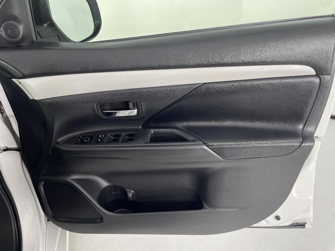 Photo '15' of Mitsubishi Outlander