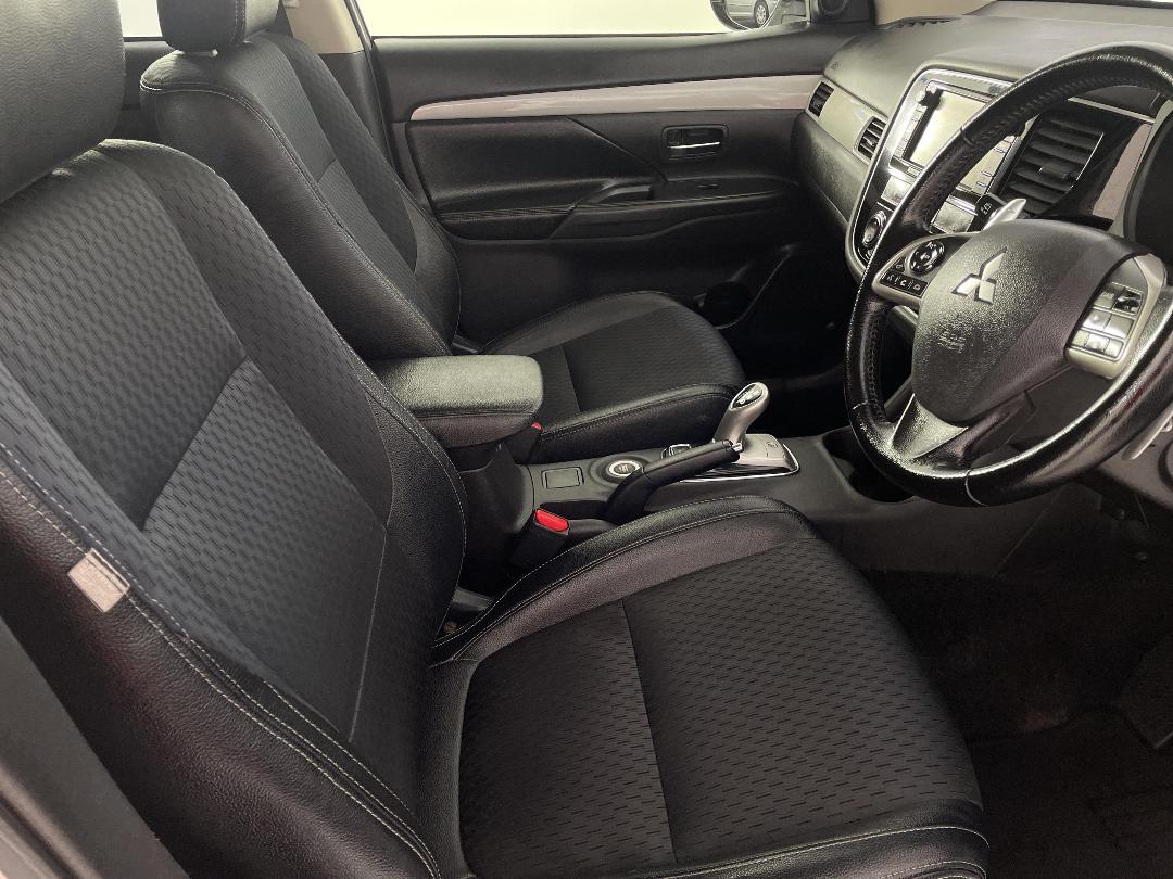 Photo '16' of Mitsubishi Outlander