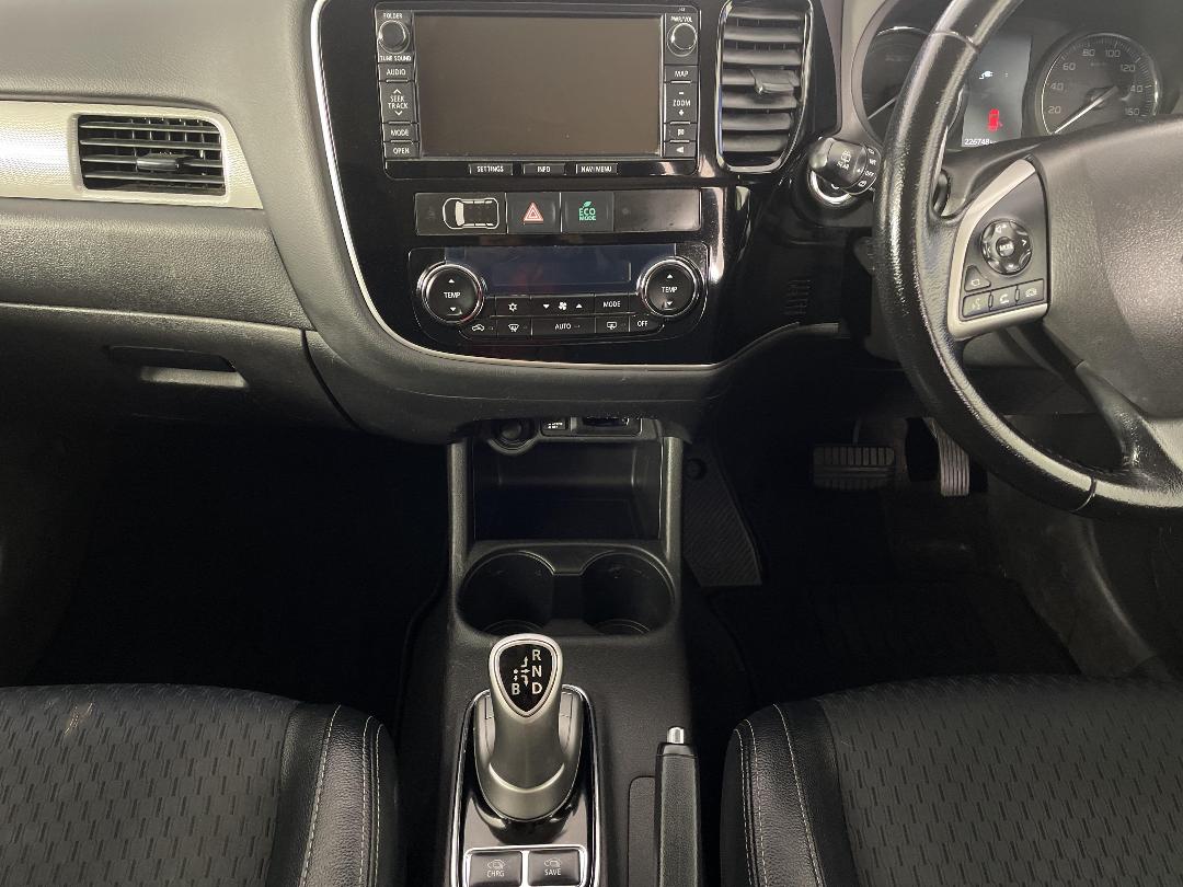 Photo '18' of Mitsubishi Outlander