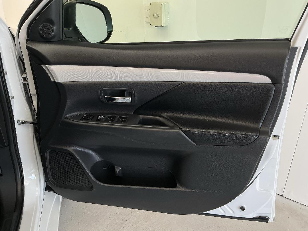 Photo '15' of Mitsubishi Outlander