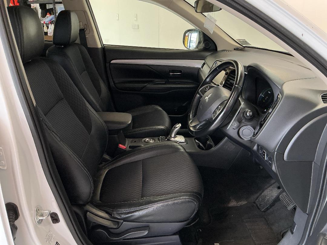 Photo '16' of Mitsubishi Outlander