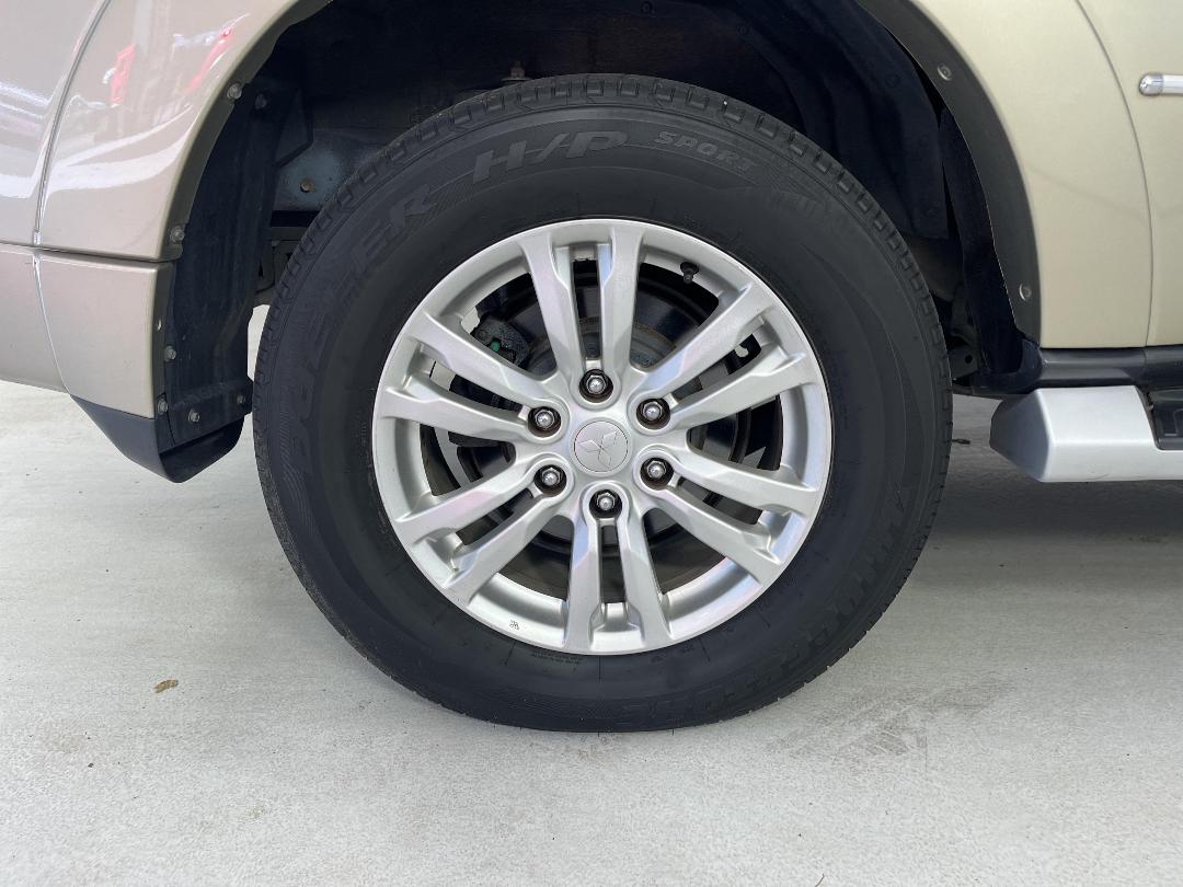 Photo '12' of Mitsubishi Pajero