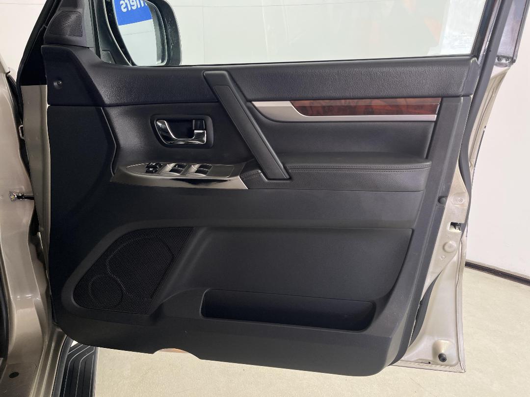 Photo '15' of Mitsubishi Pajero