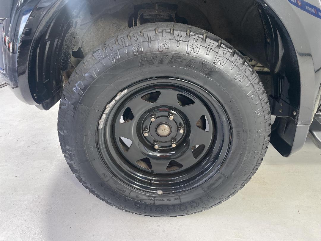 Photo '10' of Mitsubishi Triton