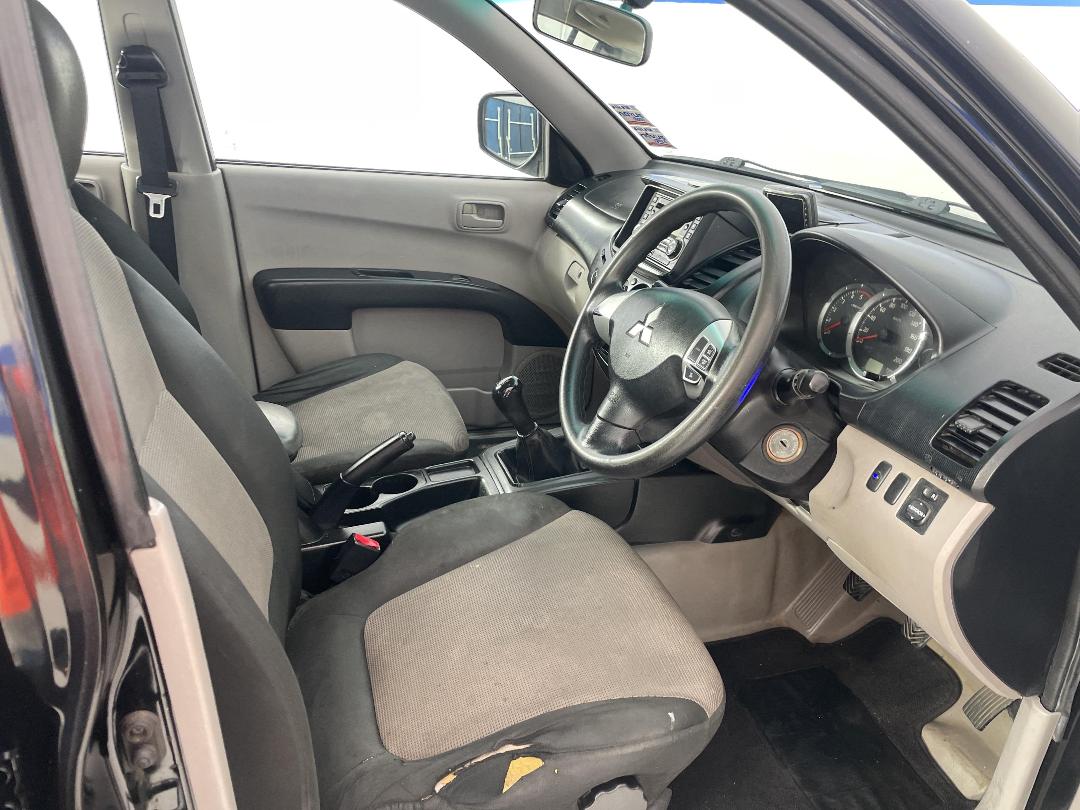 Photo '16' of Mitsubishi Triton