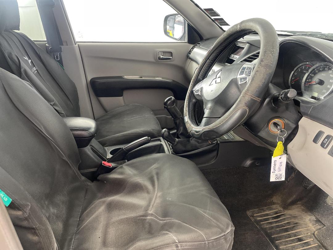 Photo '16' of Mitsubishi Triton