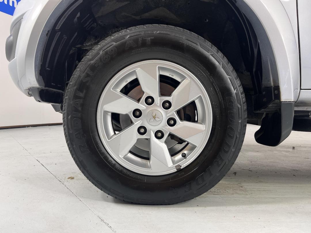 Photo '10' of Mitsubishi Triton