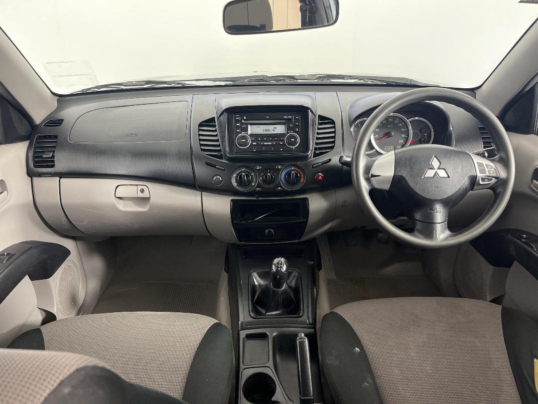 Photo '16' of Mitsubishi Triton