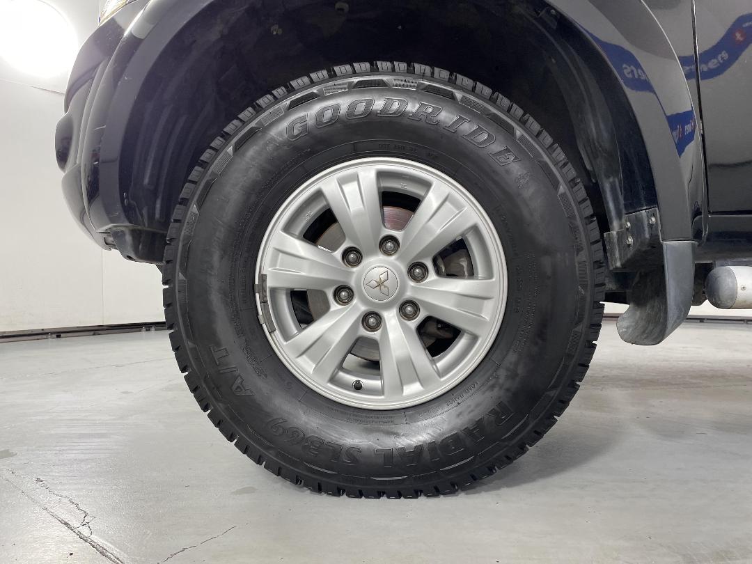 Photo '10' of Mitsubishi Triton