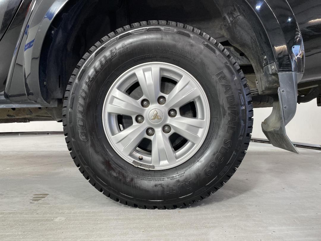 Photo '11' of Mitsubishi Triton