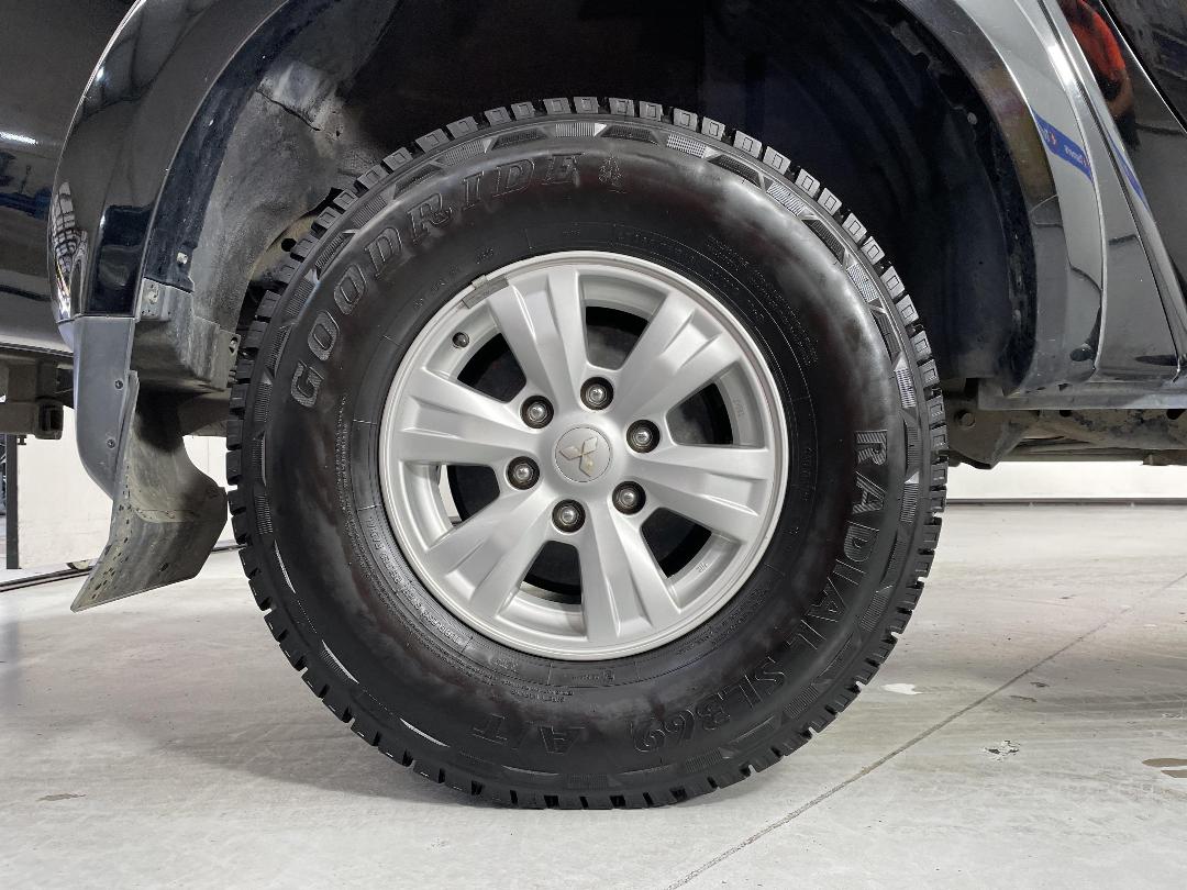 Photo '12' of Mitsubishi Triton