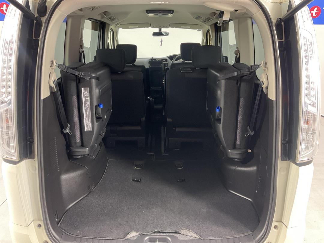 Photo '14' of Nissan Serena