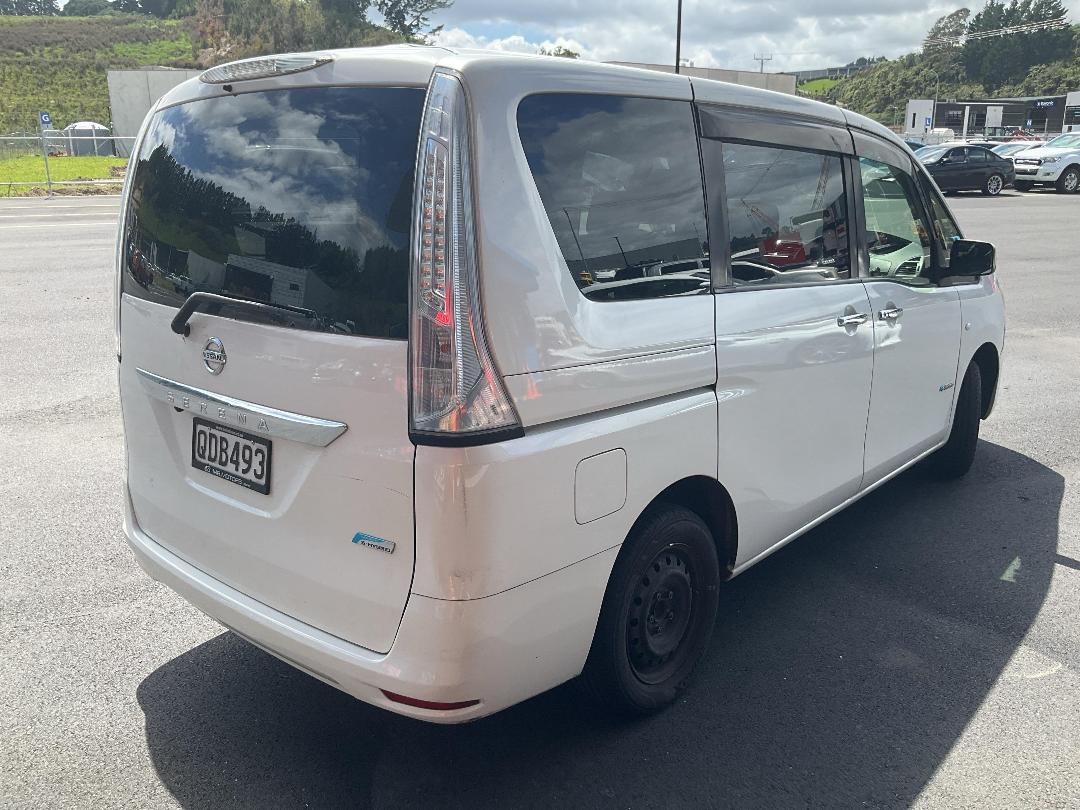 Photo '4' of Nissan Serena Photo '4' of Nissan Serena