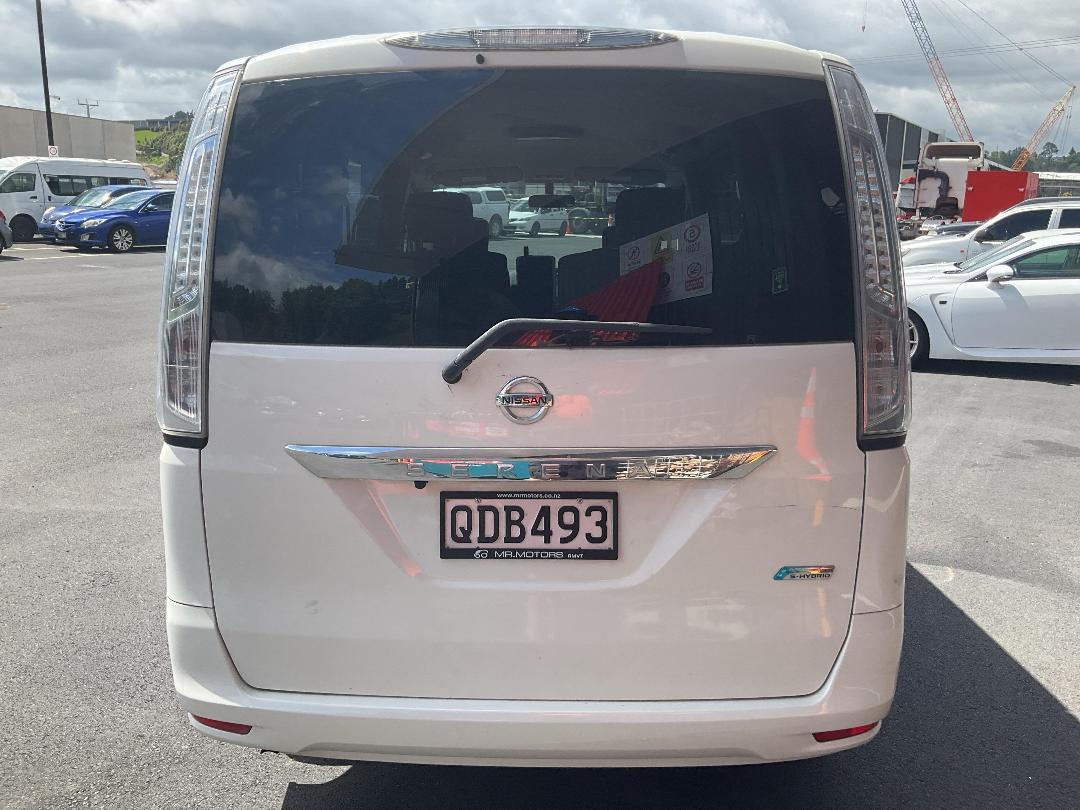 Photo '8' of Nissan Serena Photo '8' of Nissan Serena