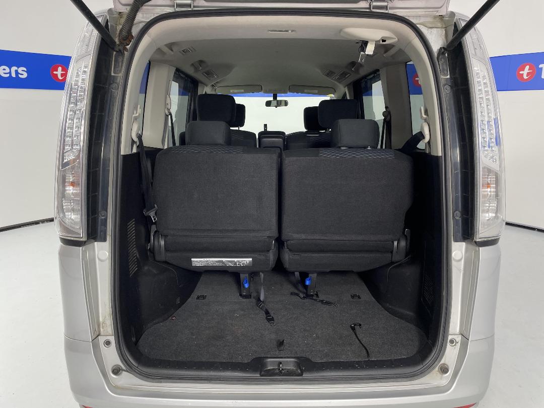 Photo '14' of Nissan Serena