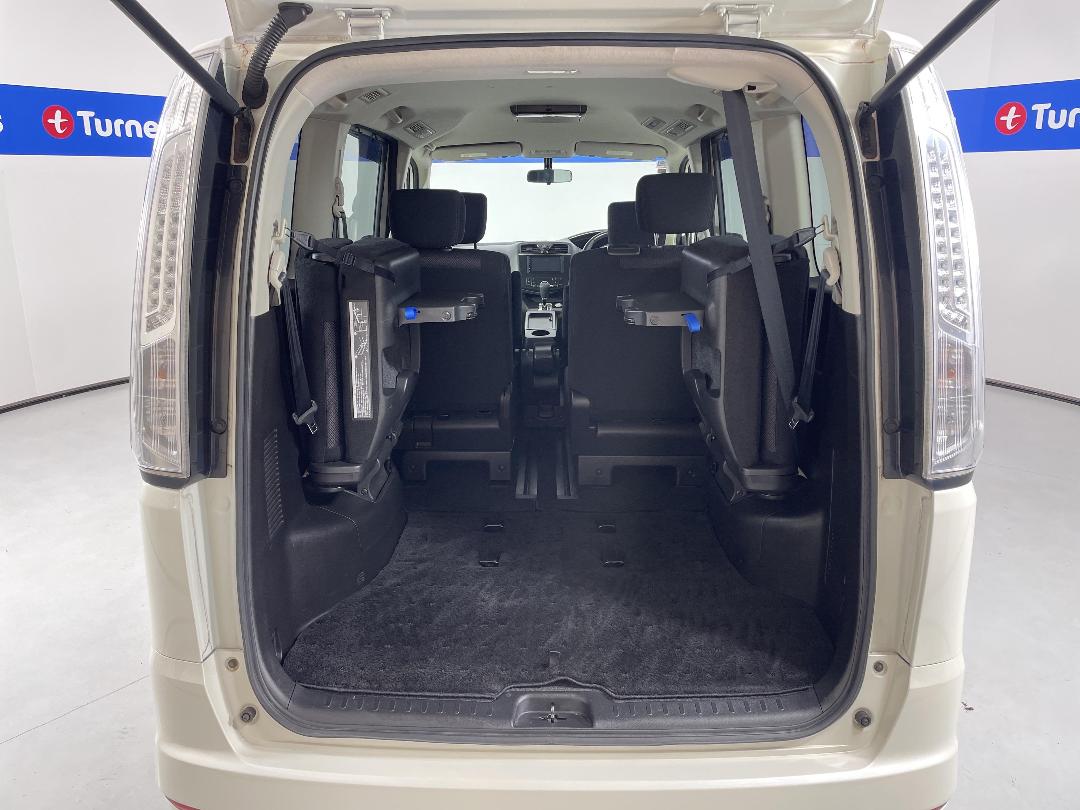 Photo '14' of Nissan Serena Photo '14' of Nissan Serena