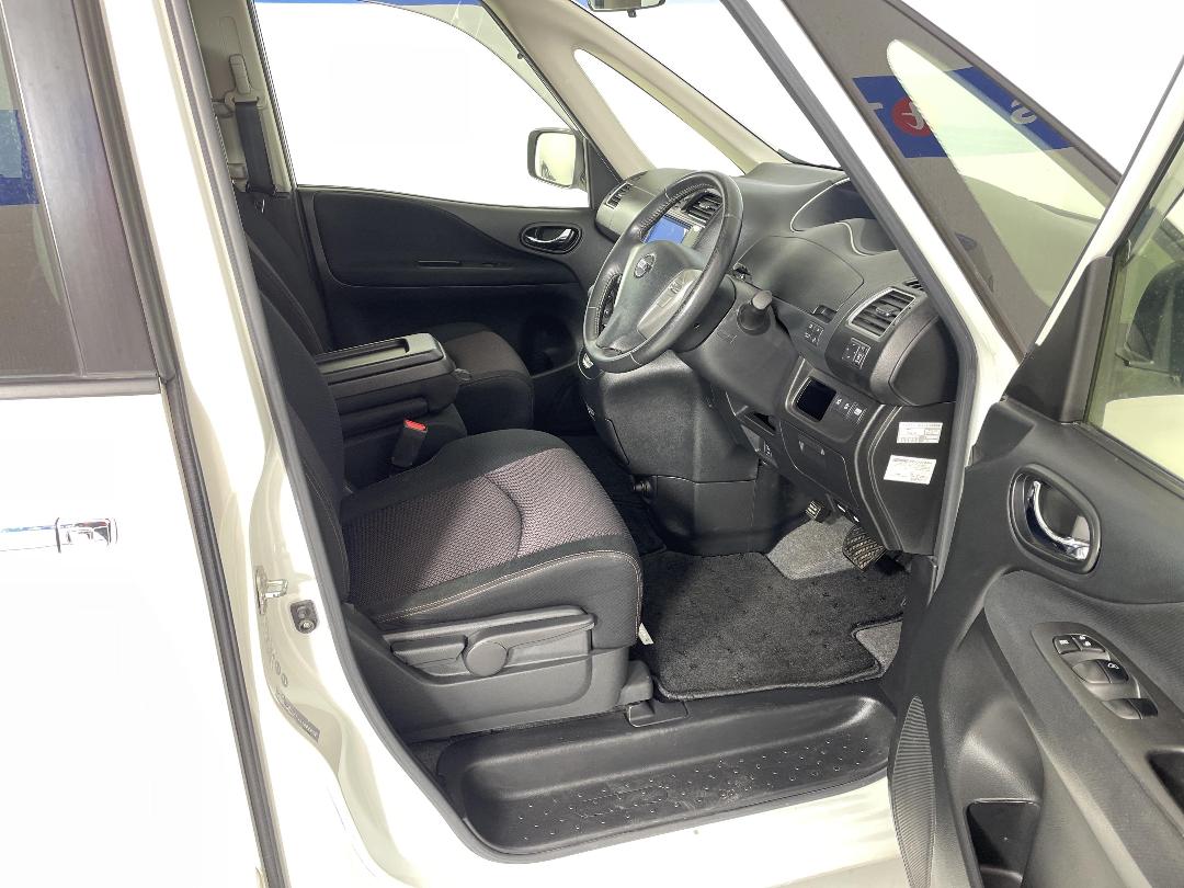 Photo '16' of Nissan Serena Photo '16' of Nissan Serena