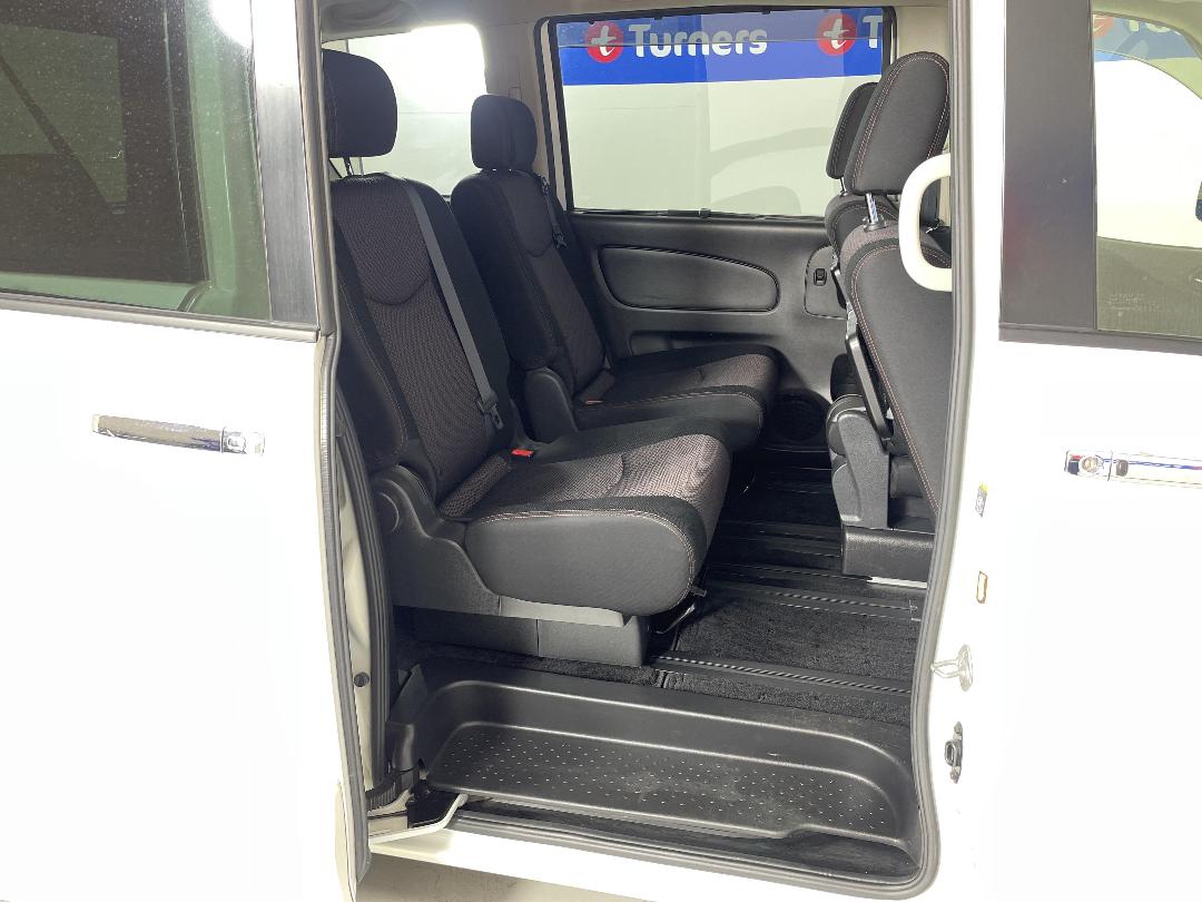 Photo '19' of Nissan Serena Photo '19' of Nissan Serena