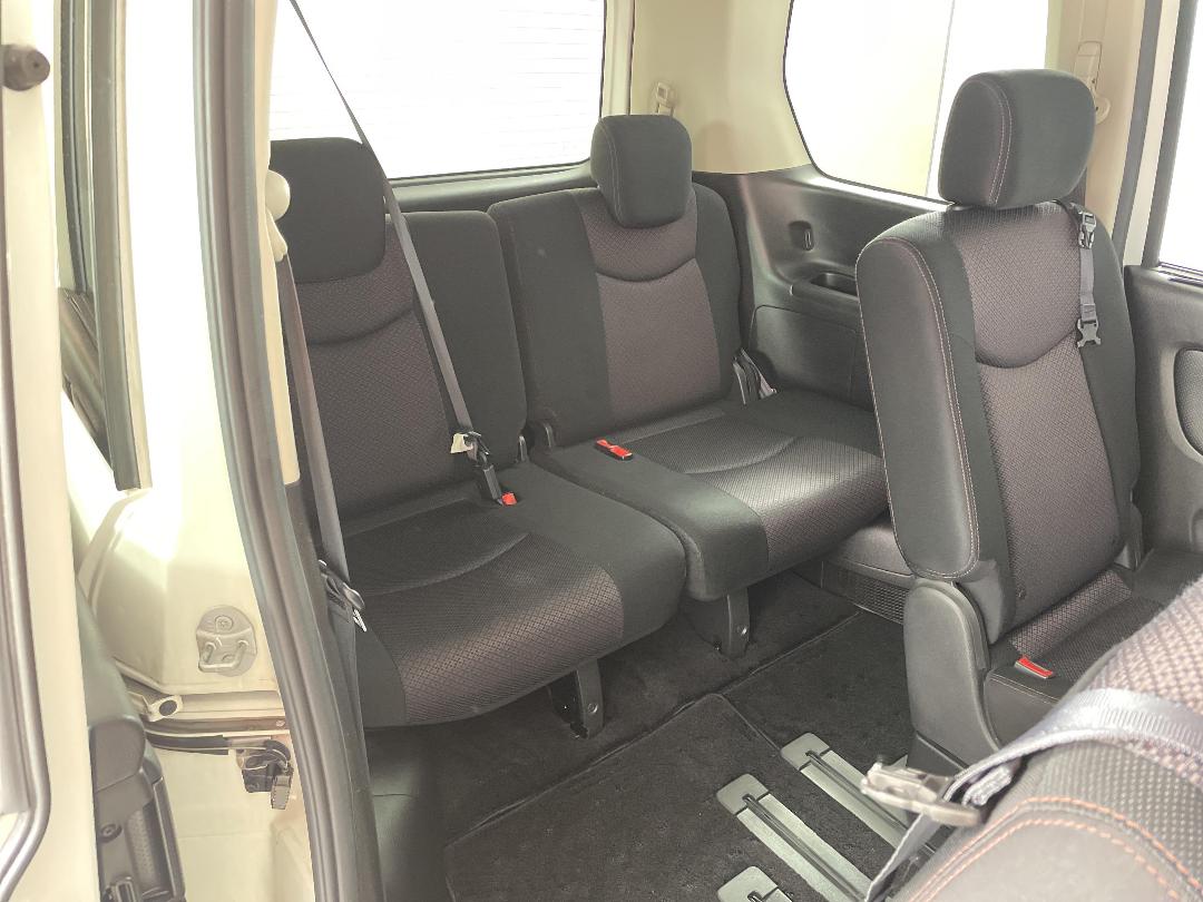 Photo '22' of Nissan Serena Photo '22' of Nissan Serena