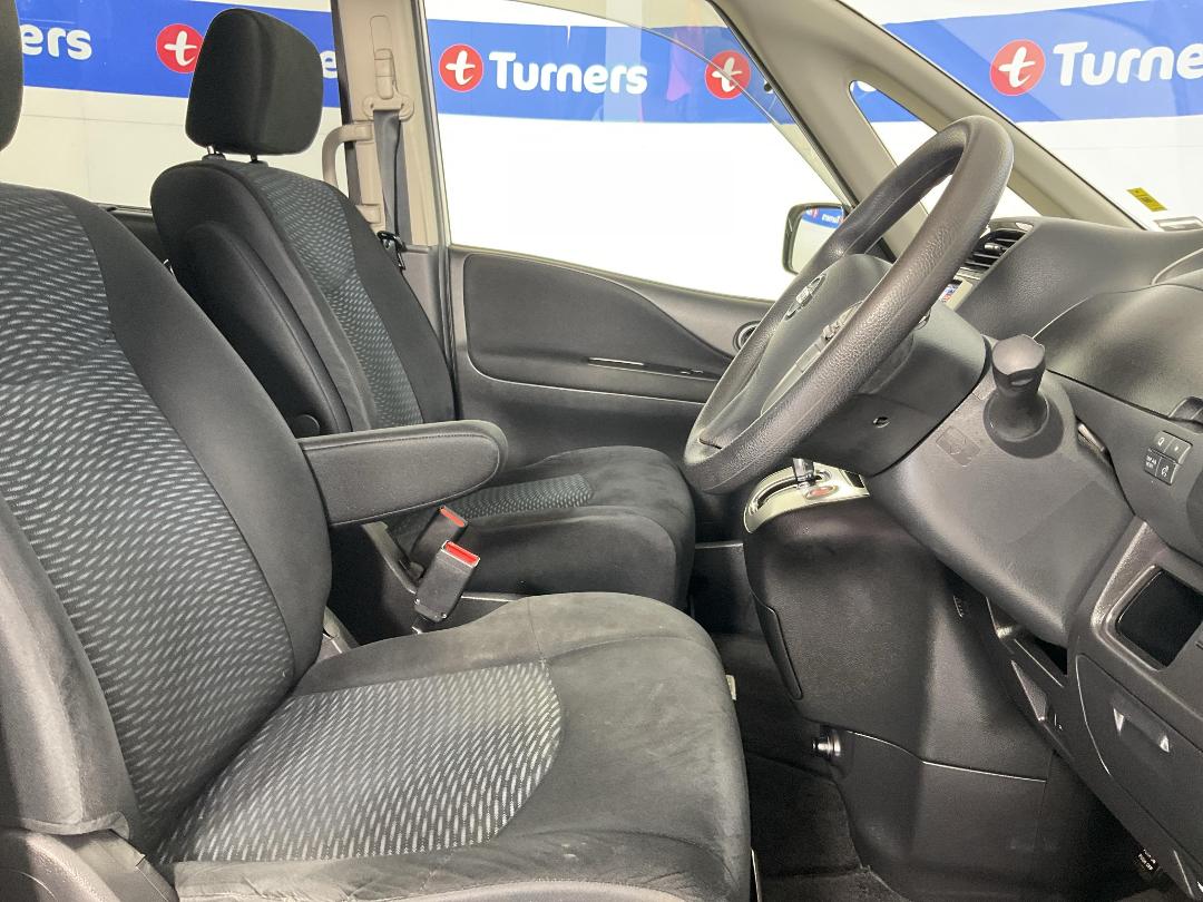 Photo '16' of Nissan Serena Photo '16' of Nissan Serena