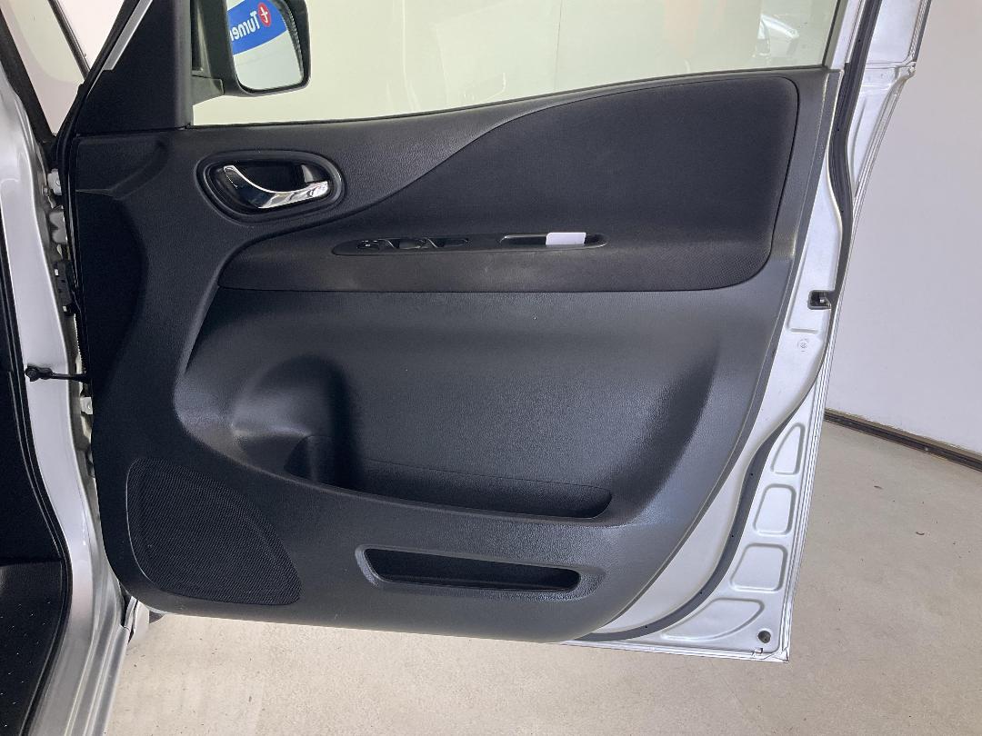 Photo '15' of Nissan Serena Photo '15' of Nissan Serena