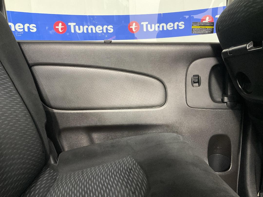 Photo '19' of Nissan Serena Photo '19' of Nissan Serena