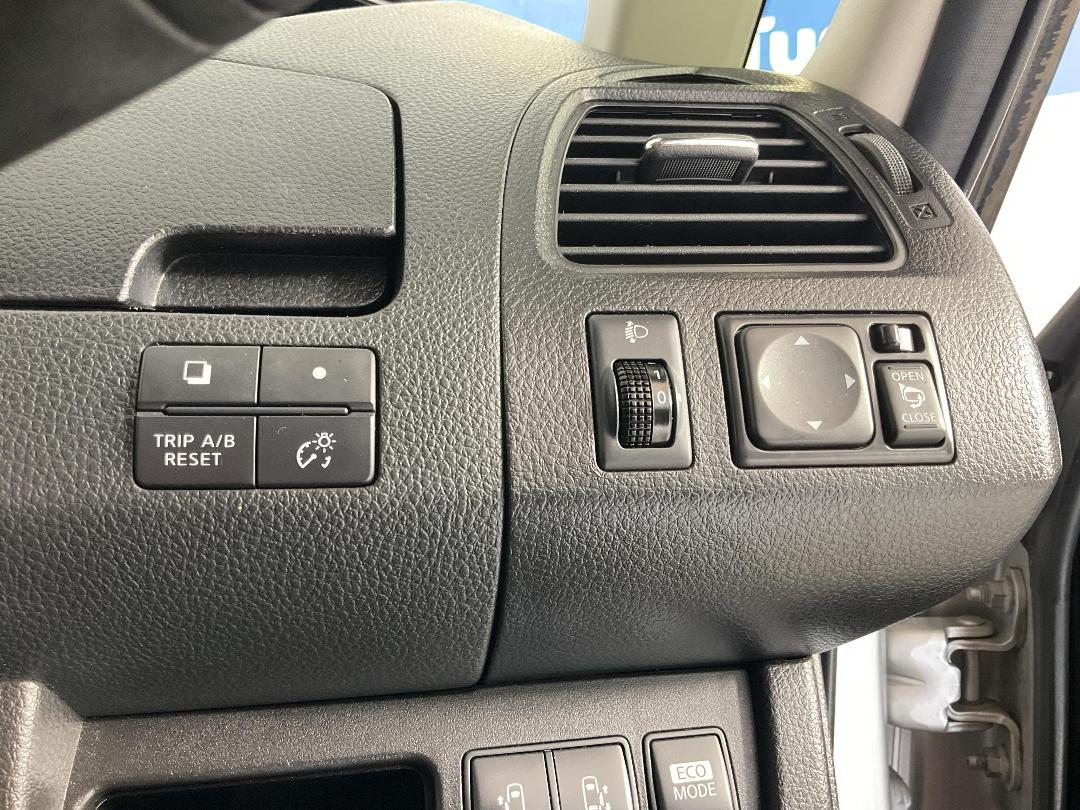 Photo '29' of Nissan Serena Photo '29' of Nissan Serena